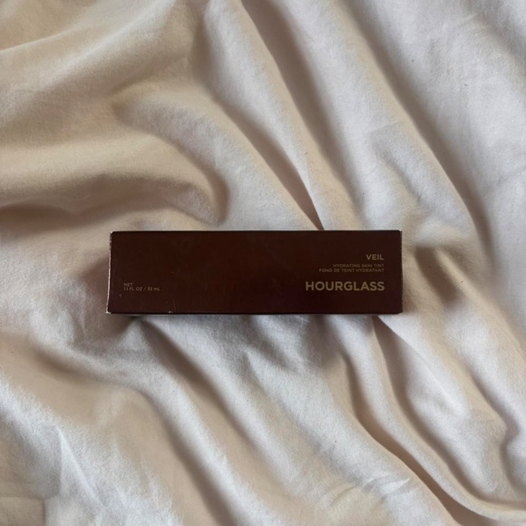 Hourglass Veil Hydrating Skin Tint in Shade 2 - Picture 3 of 7